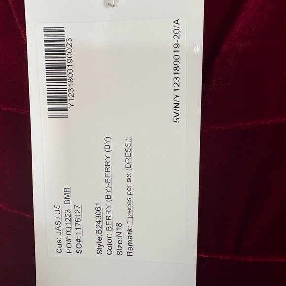 Chic Off-Shoulder Velvet Maxi Dress in Deep Red - Picture 3 of 7